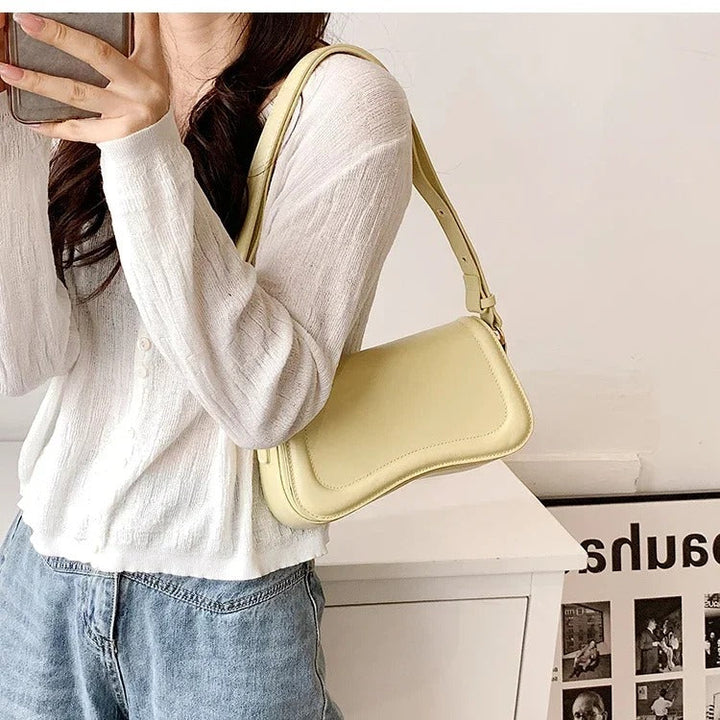 Sac à main en cuir vegan à rabat ondulé Cadence