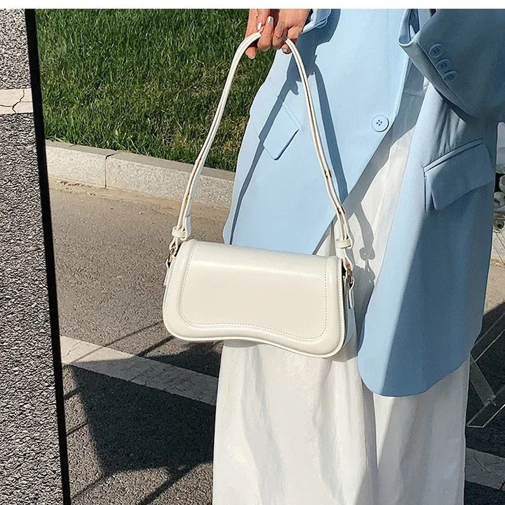 Sac à main en cuir vegan à rabat ondulé Cadence