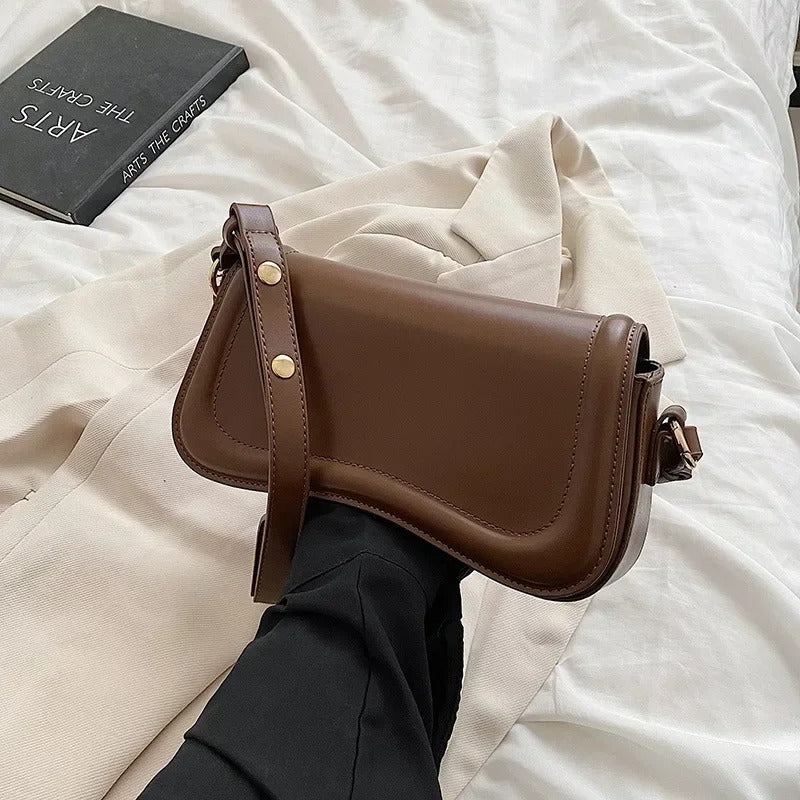 Sac à main en cuir vegan à rabat ondulé Cadence