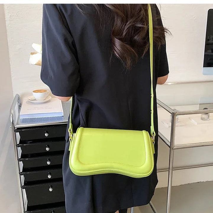 Sac à main en cuir vegan à rabat ondulé Cadence